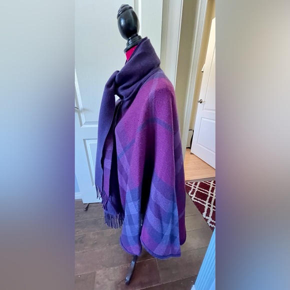 Burberry Merino Wool Reversible Cape Viola Check Horseferry Road London - Picture 13 of 14